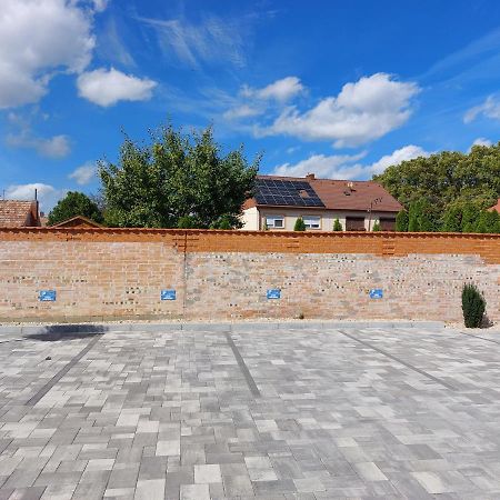 Linden Apartman 106 - Adults Only Mosonmagyarovar Luaran gambar