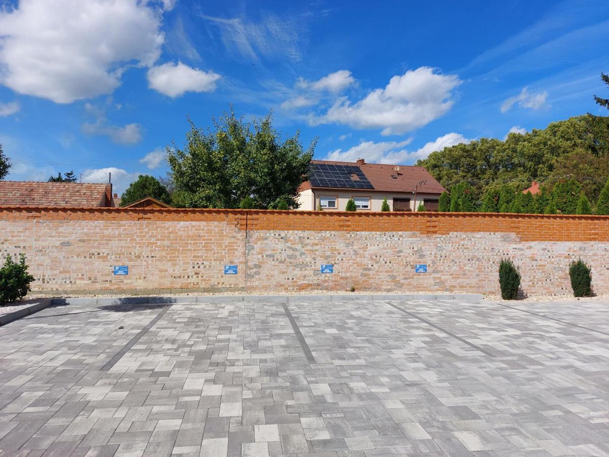 Linden Apartman 106 - Adults Only Mosonmagyarovar Luaran gambar
